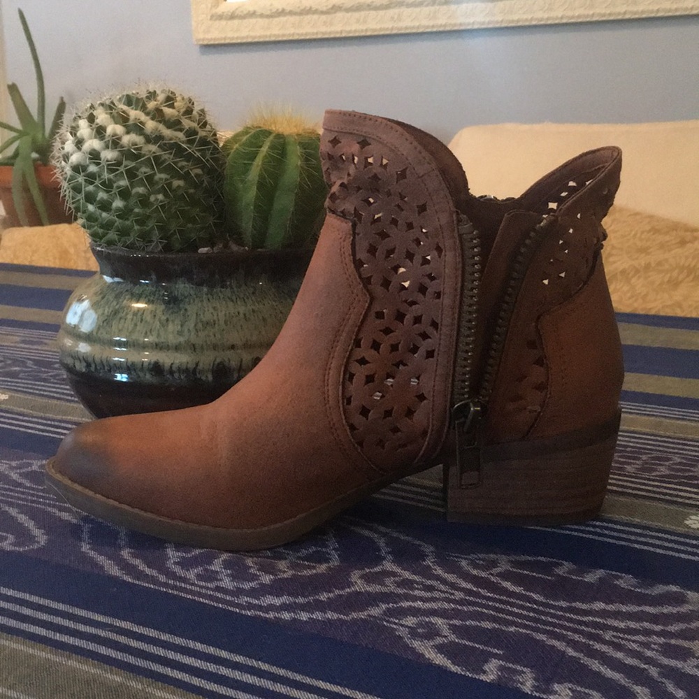 Cutout Detail Ankle Booties - Picture 2 of 6